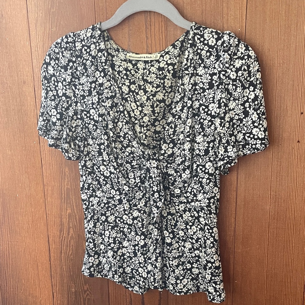 Abercrombie & Fitch Black and White Floral Blouse